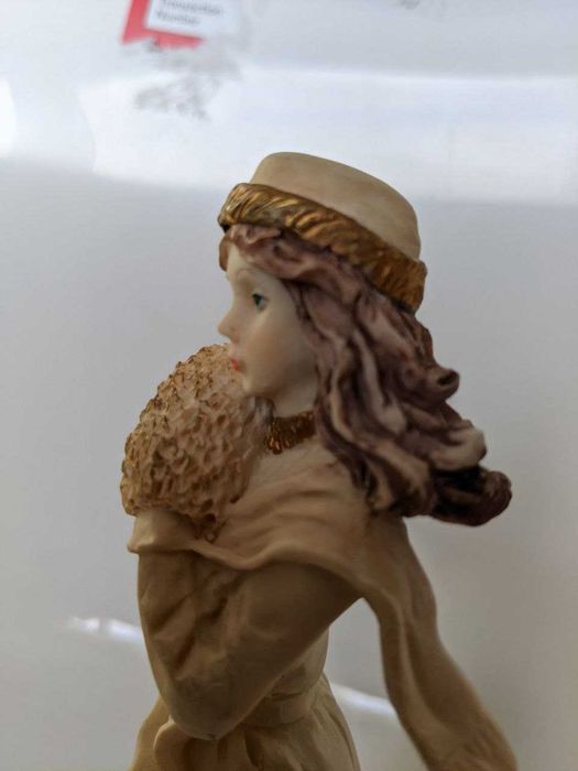 Статуетка "Дівчина з муфтою"