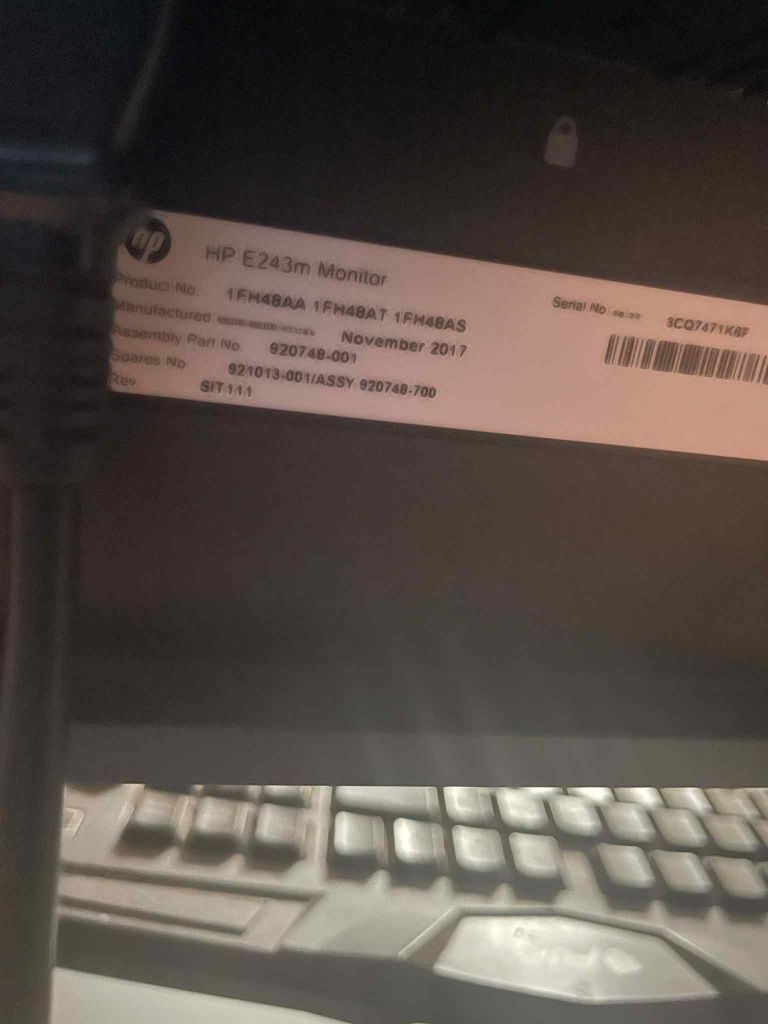 Komputer stacjonarny Ryzen z monitorem.