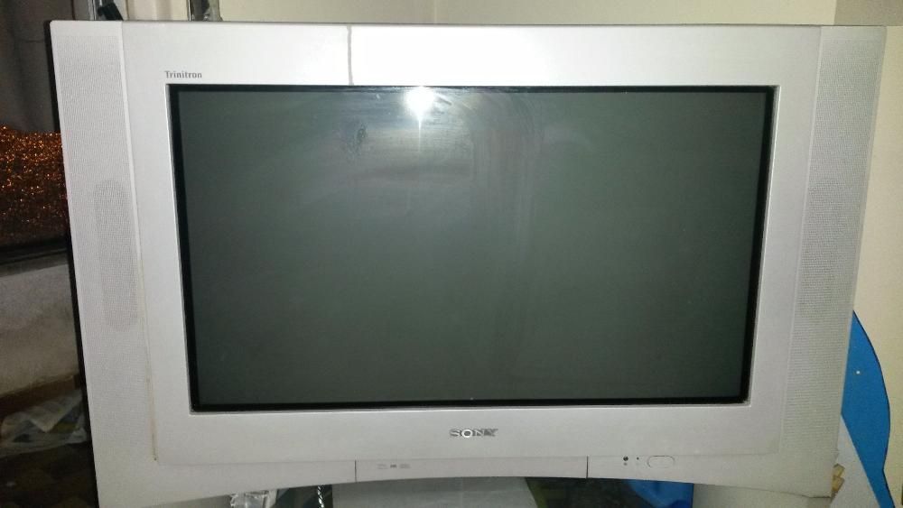 TV Sony Trinitron com móvel de apoio