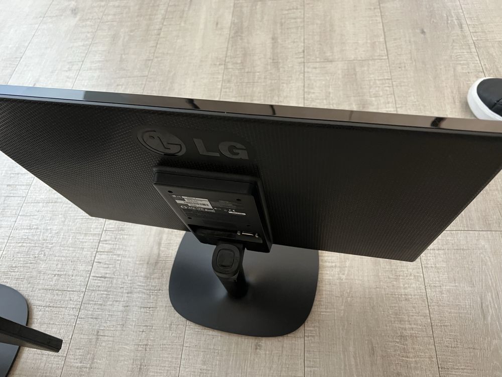 Jeden monitor marki LG 22M35A-B