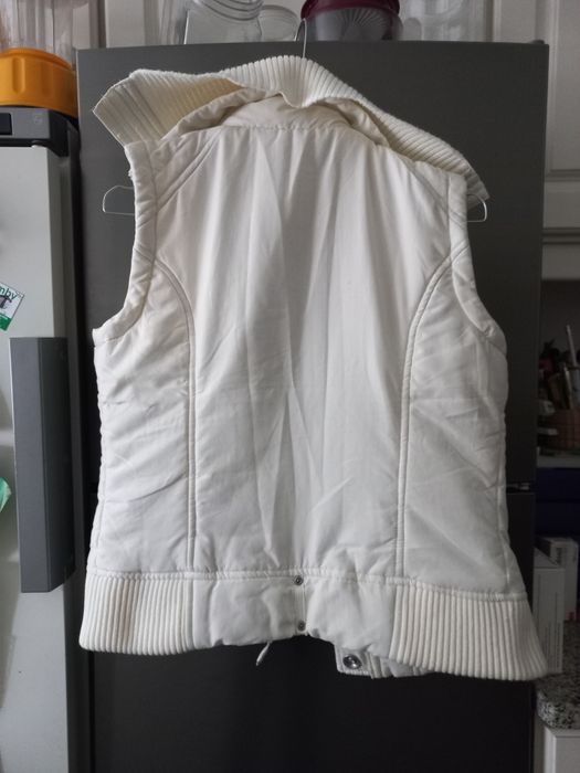 Casaco branco sem mangas e gola em malha
