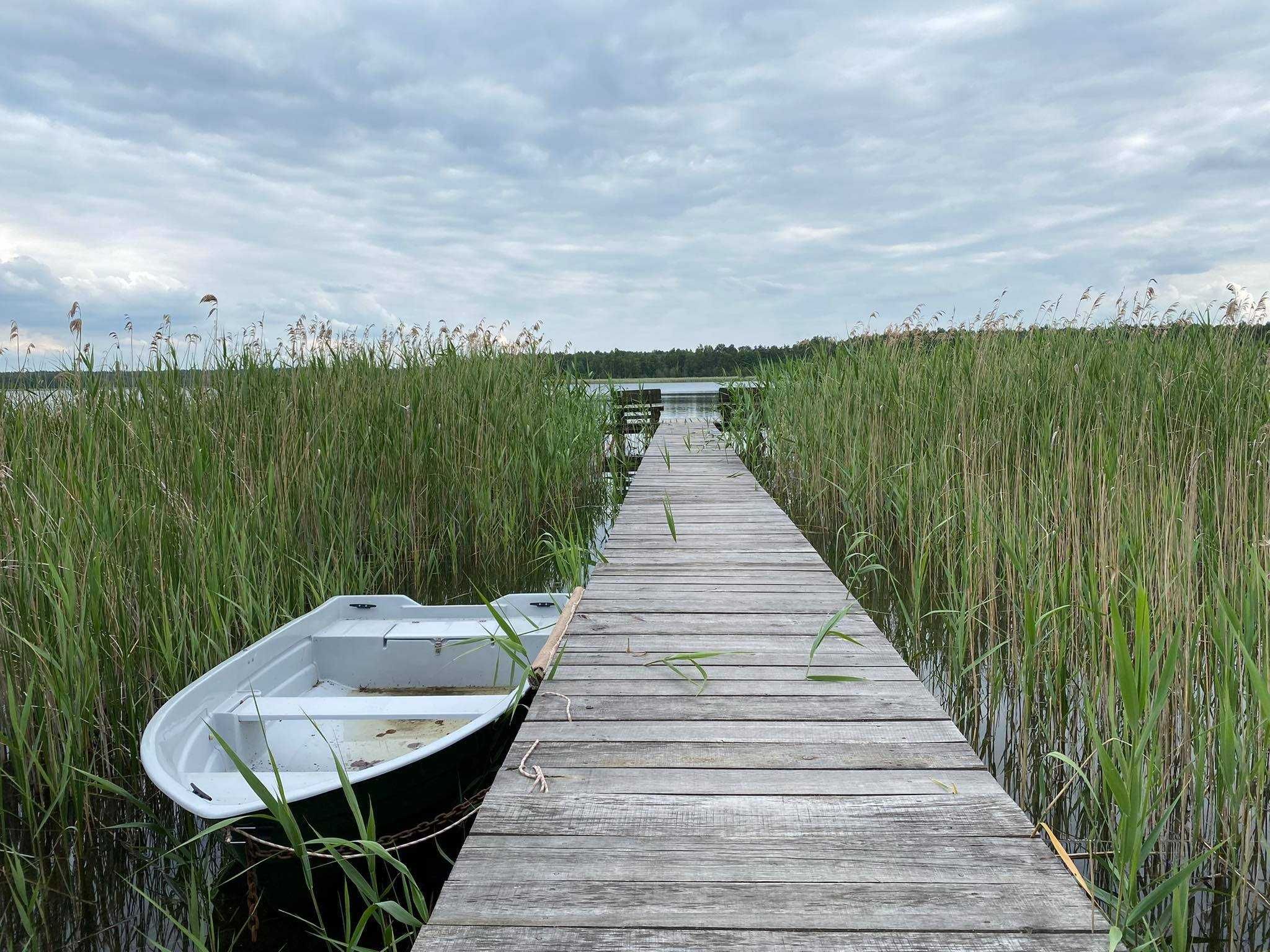 Domek nad jeziorem Białoławki linia brzegowa pomost łódka