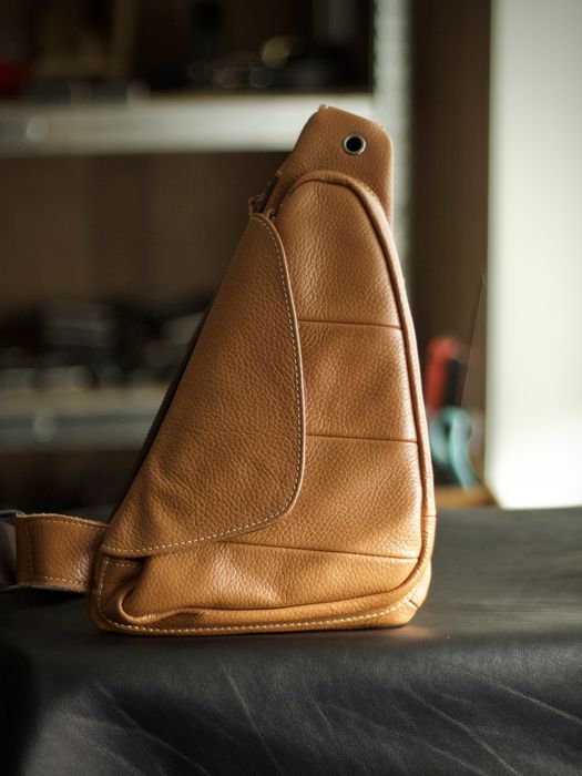Шкіряна сумка на грудь. чоловіча бананка через плече Слінг