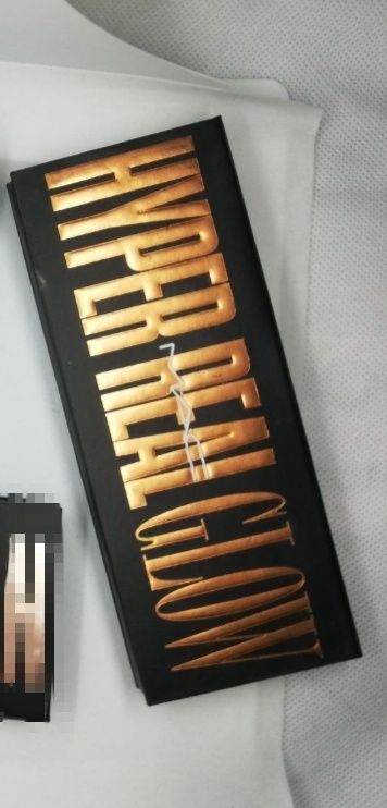 MAC Hyber Real Glow w odcieniu Shimmy Peach