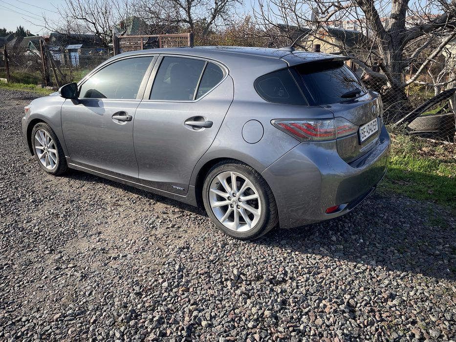 Продаю Лексус СТ200Н 2014