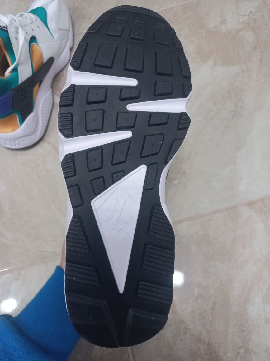 Кросівки чоловічі NIKE AIR HUARACHE DD1068-110