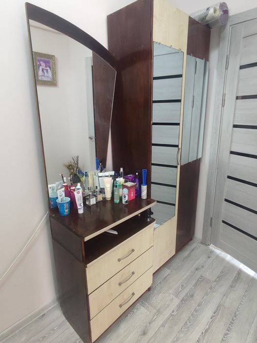 Шафа і тумба з дзеркалом