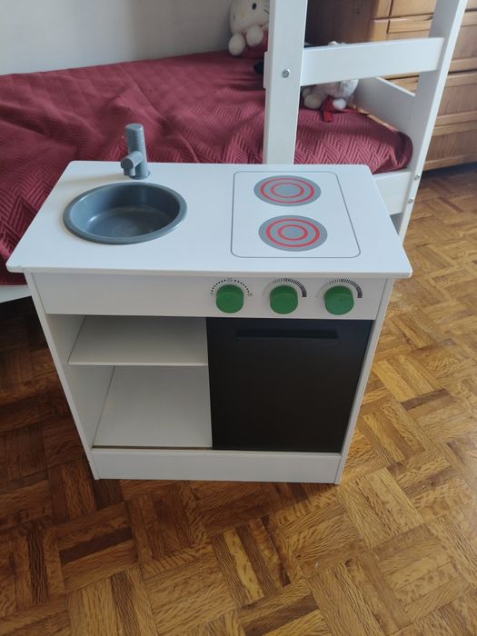 Cozinha de brincar IKEA com dois aventais e chapéus de cozinheiro