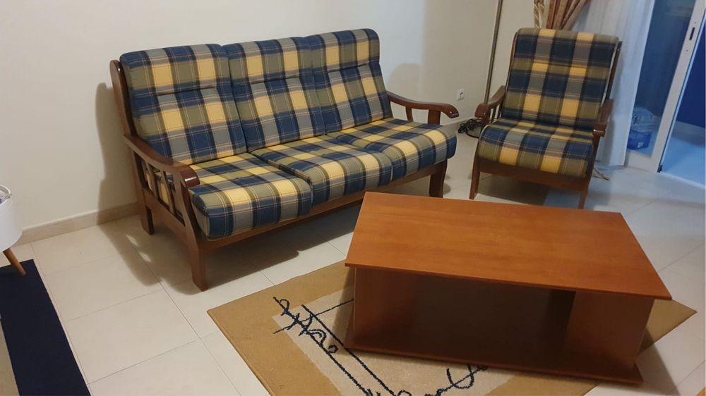 Sofa e dois cadeiroes +mesa - como novos