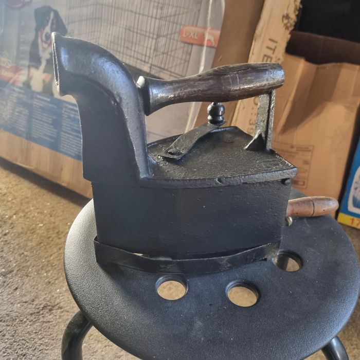 Ferro a brasas antigo