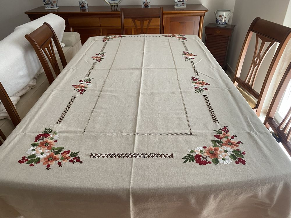 Toalha de mesa bordada