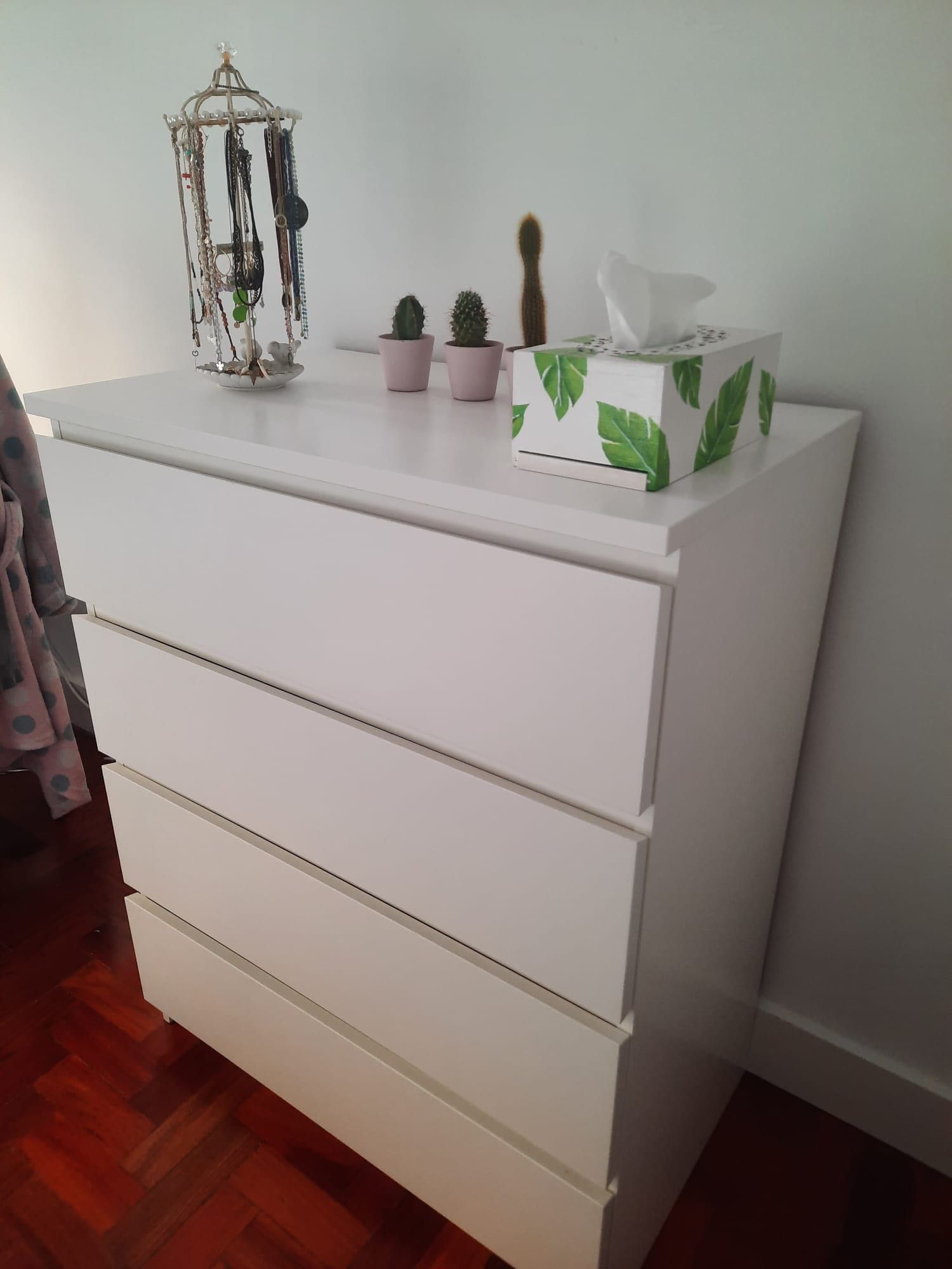 Malm cómoda com 4 gavetas IKEA