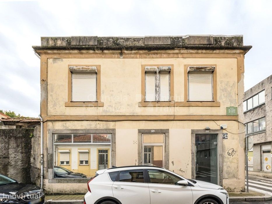 Prédio devoluto com terreno no centro de Ramalde, Porto