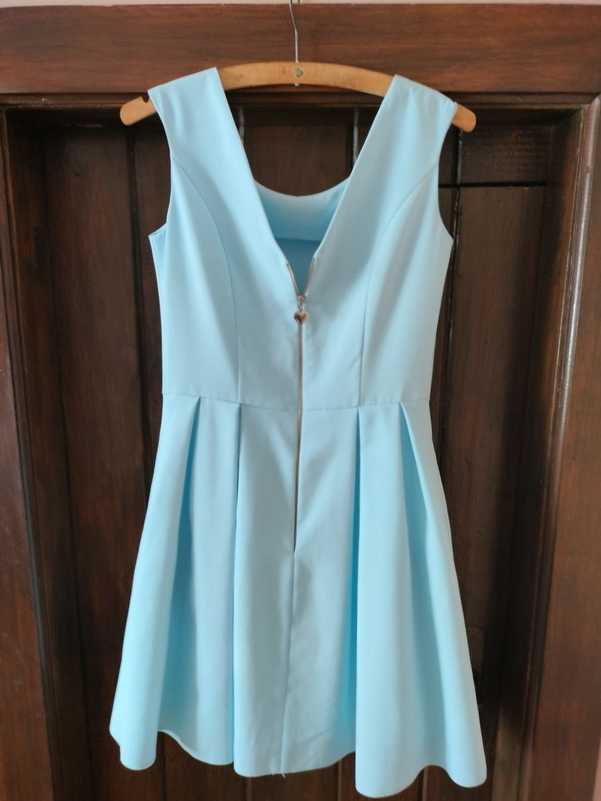 Sukienka w kolorze niebieskim