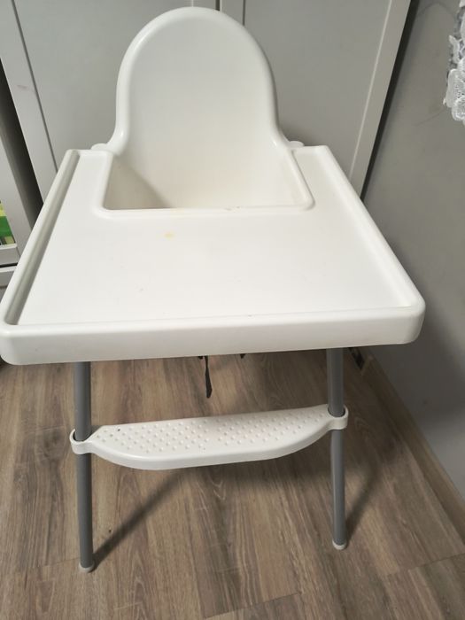 Białe krzesełko do karmienia z podnóżkiem