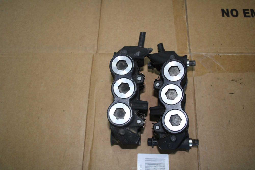 Zacisk Zaciski Przód Lewy Prawy Yamaha R1 RN22 09-14