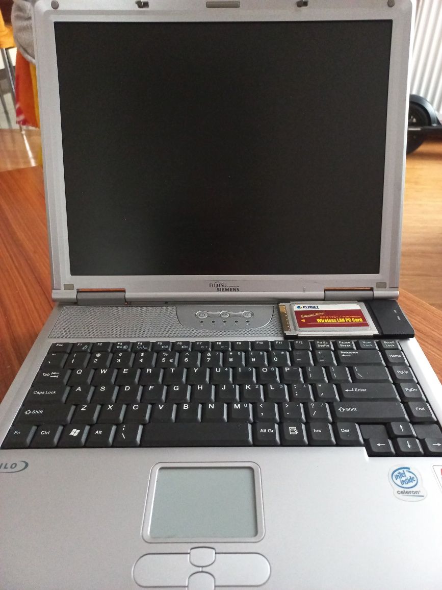 Laptop Fujitsu z ładowarką