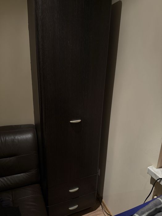 Regał na ubrania szafka ciemnobrązowa z półkami i szufladami