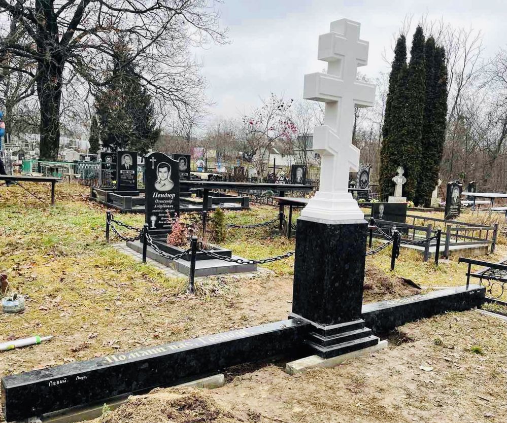 Православні та католицькі хрести з мармуру та граніту