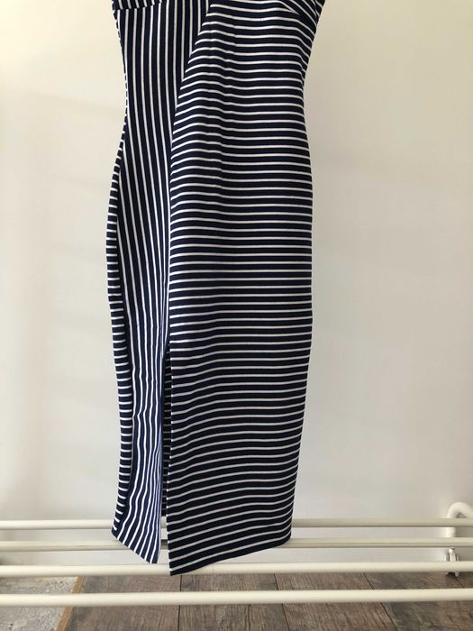 Полосатое платье с разрезом