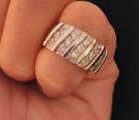 Śliczny pierścionek srebro z maleńkimi cyrkoniami.