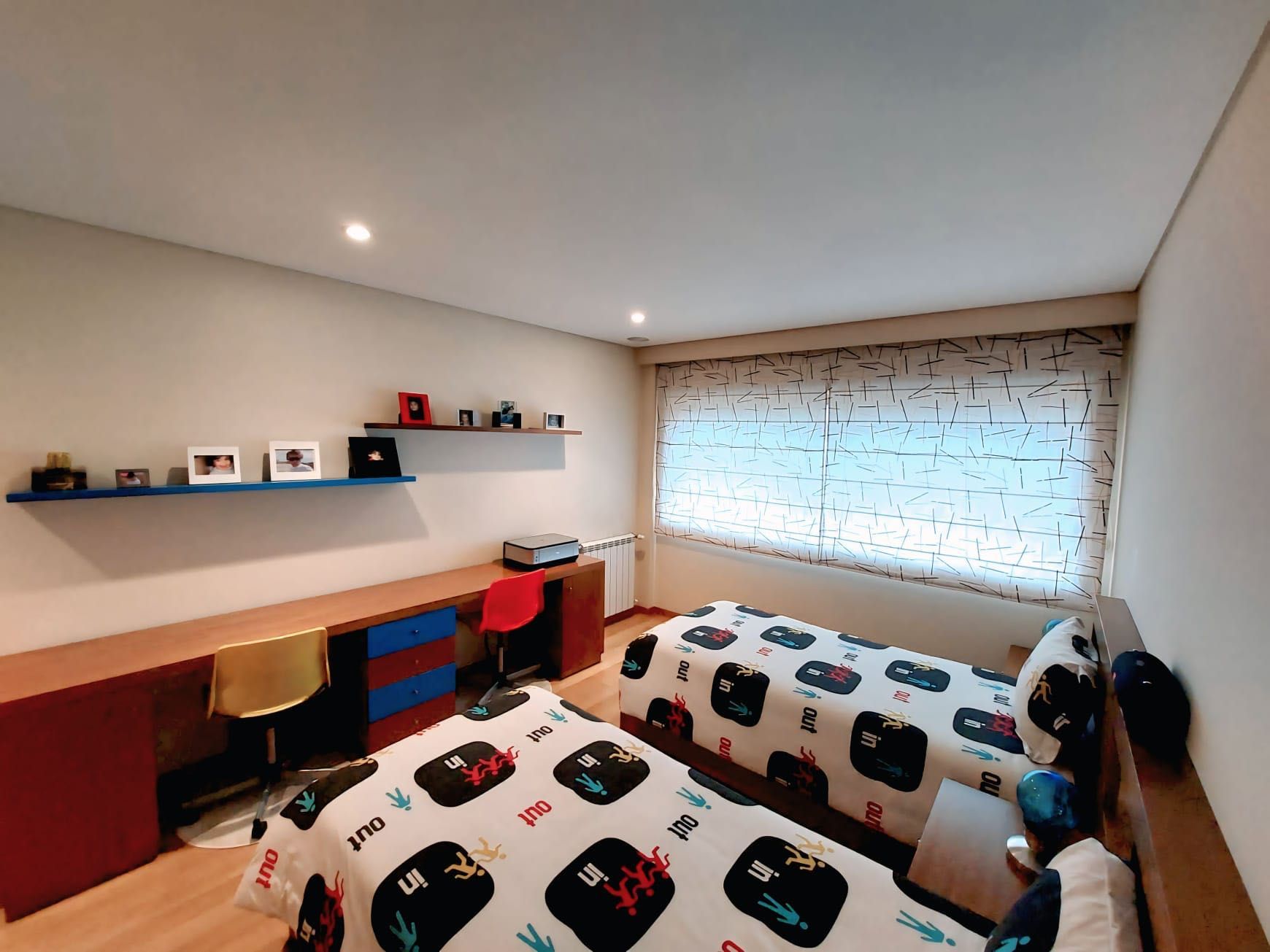 Quarto completo (3 camas) + secretária 2 lugares e mesas de cabeceira