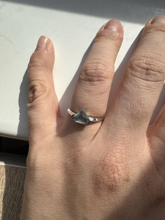 Srebrny pierscionek YES z topazem