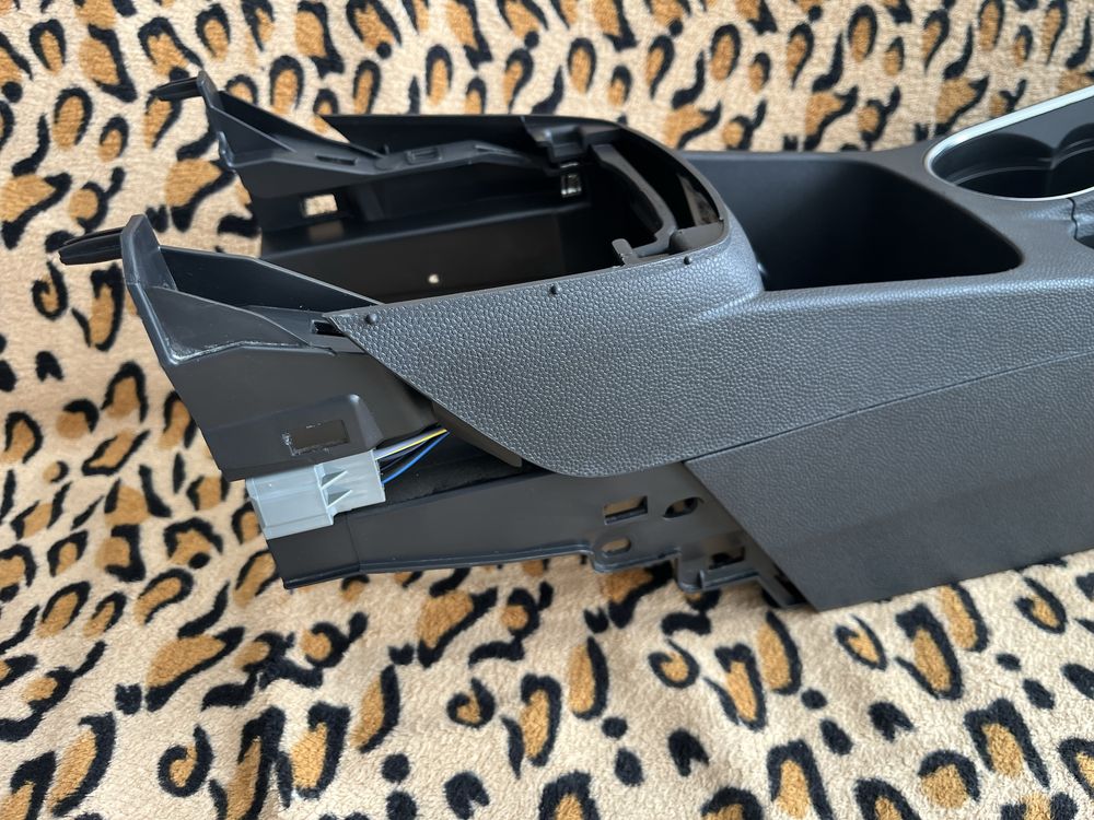 Оригинальный подлокотник/консоль Titanium для Ford Fiesta mk 7.5