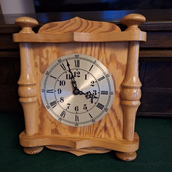 Zegarek drewniany do zawieszenia na ścianie