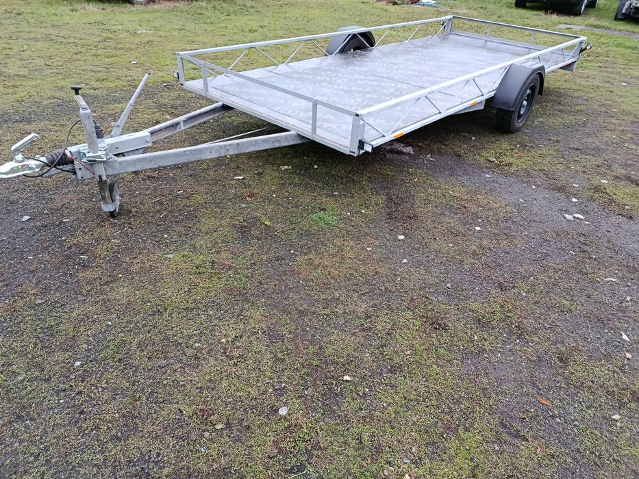 Przyczepka samochodowa z hamulcem