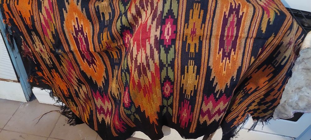 Килими гарні висіли на стене