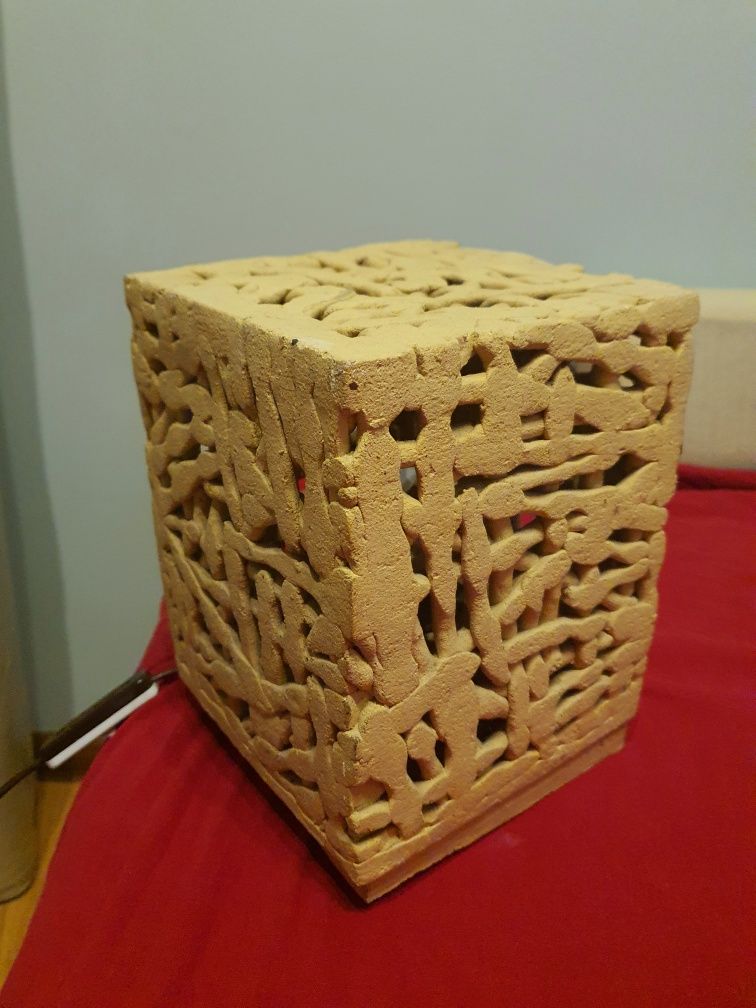 designerska lampka ozdobna do pokoju, a la piaskowiec sześcian