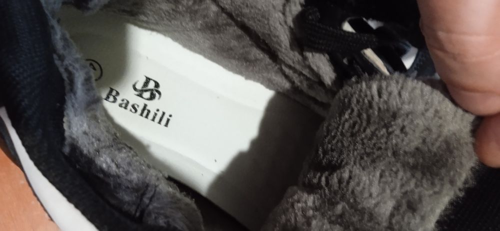 Продам, зимние кроссовки унисекс. Размер 40-41,