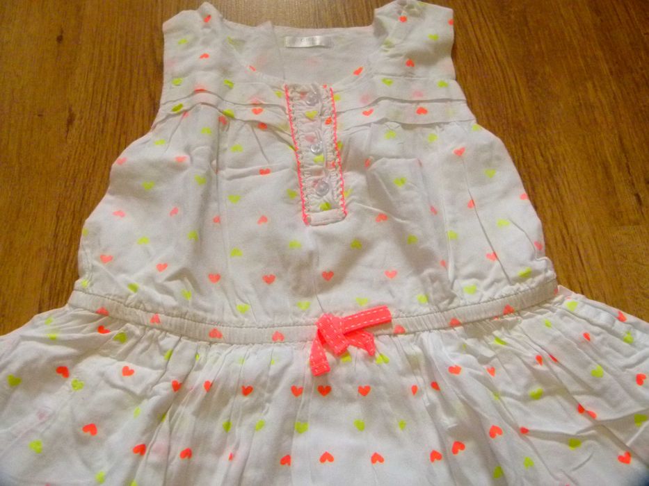 rozm 122 Pepco sukienka biała neonowe serduszka kolorowe