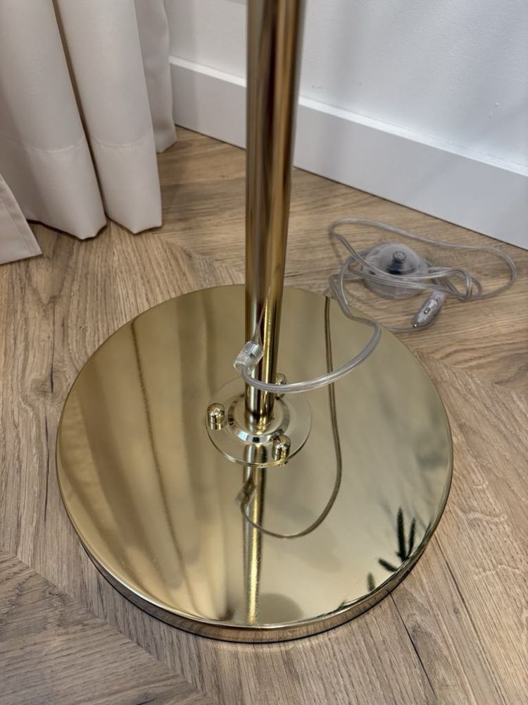 Złota lampa stojąca