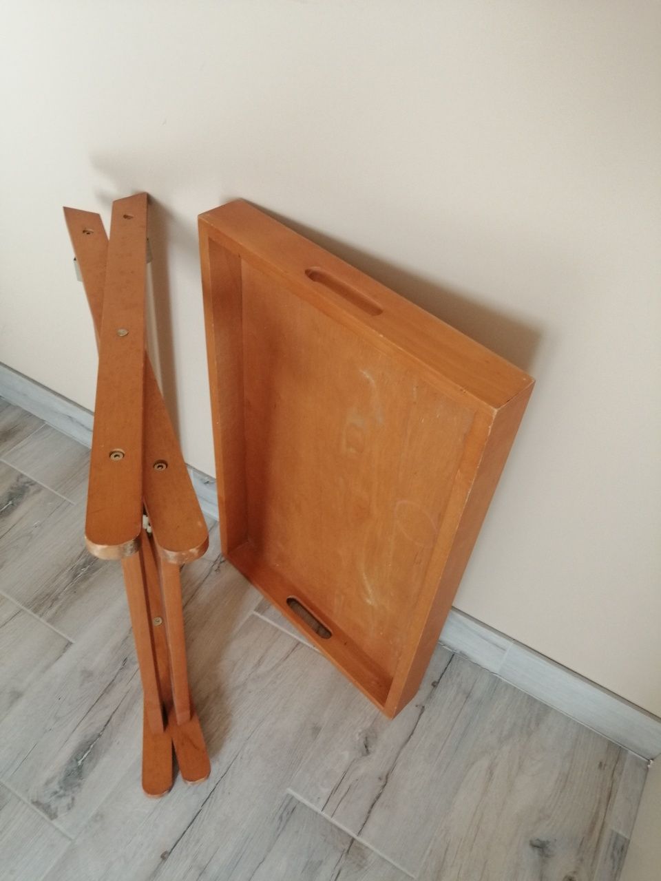 Duża drewniana taca na stojaku
