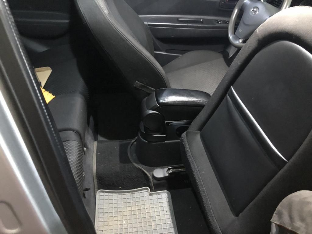 Hyundai Accent 2006-2011 Подлокотник в подстаканник