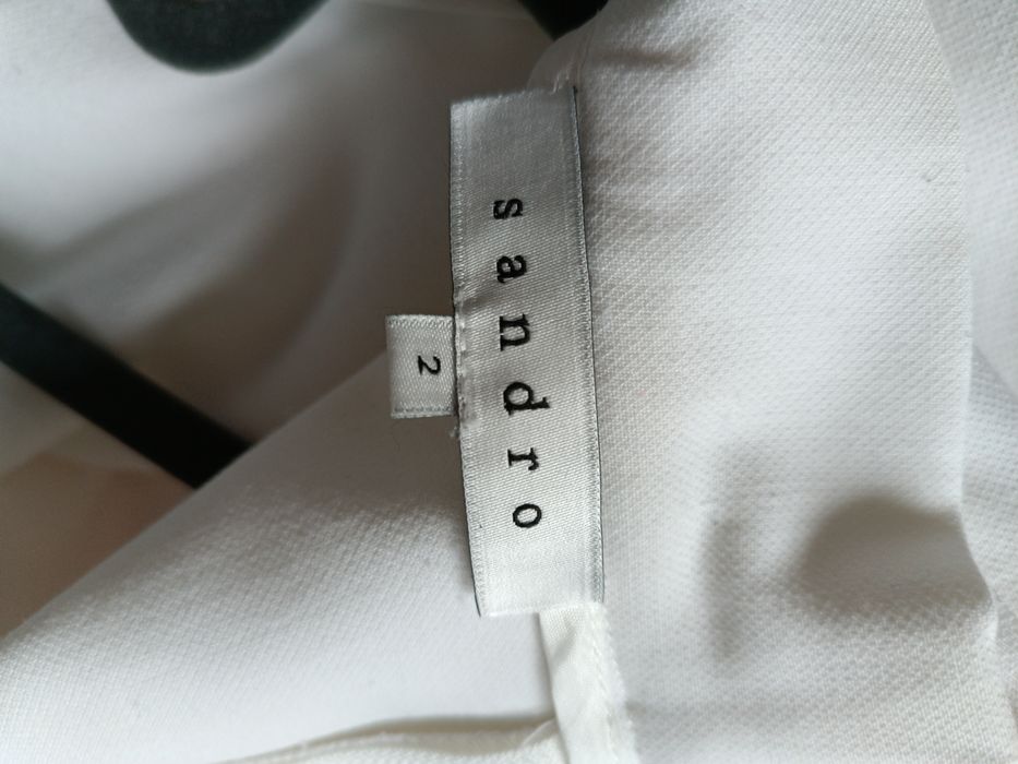 Elegancka biała sukienka damska Sandro ze skórzanymi elementami