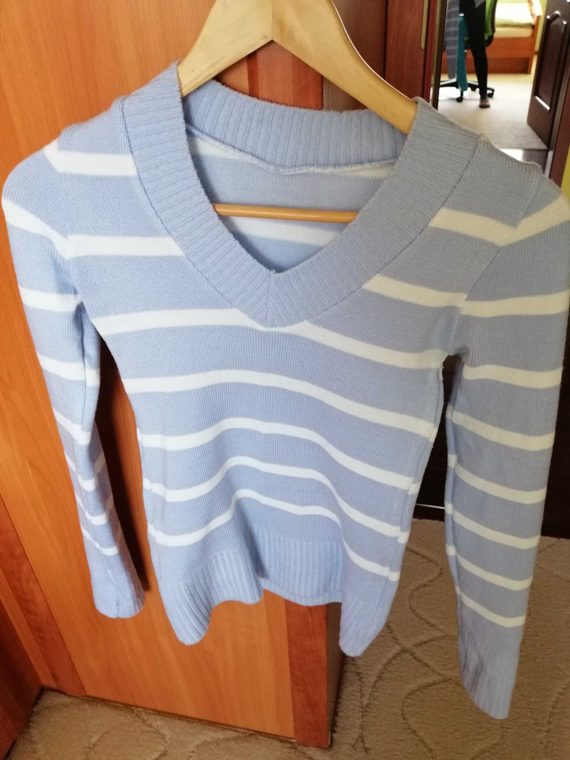 Sweterek niebieski w paski