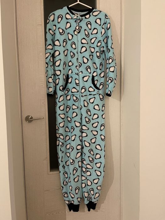 Pijama estilo babygrow azul com pinguins