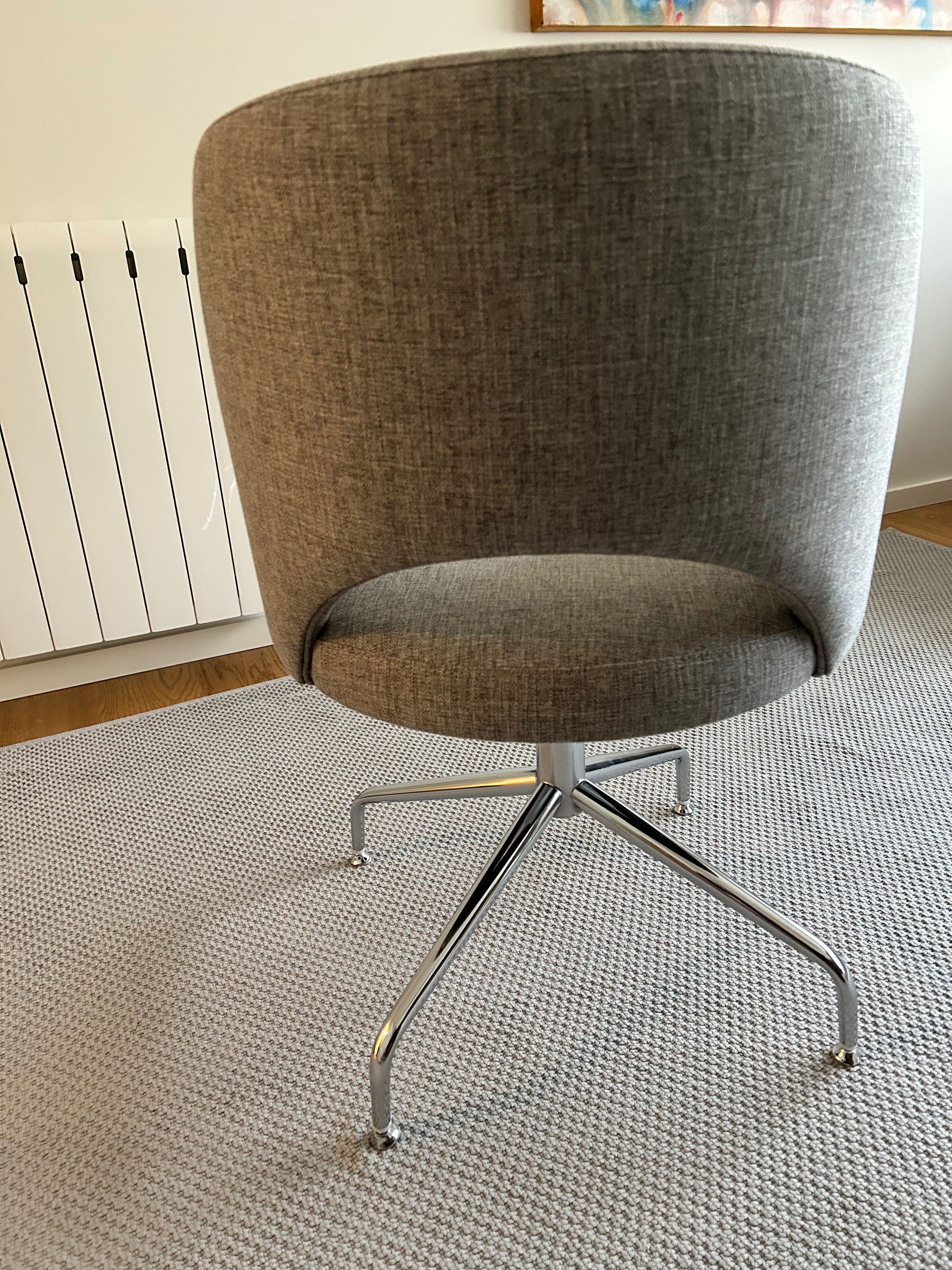 Cadeiras forradas a tecido cinzento (2 cadeiras disponíveis)