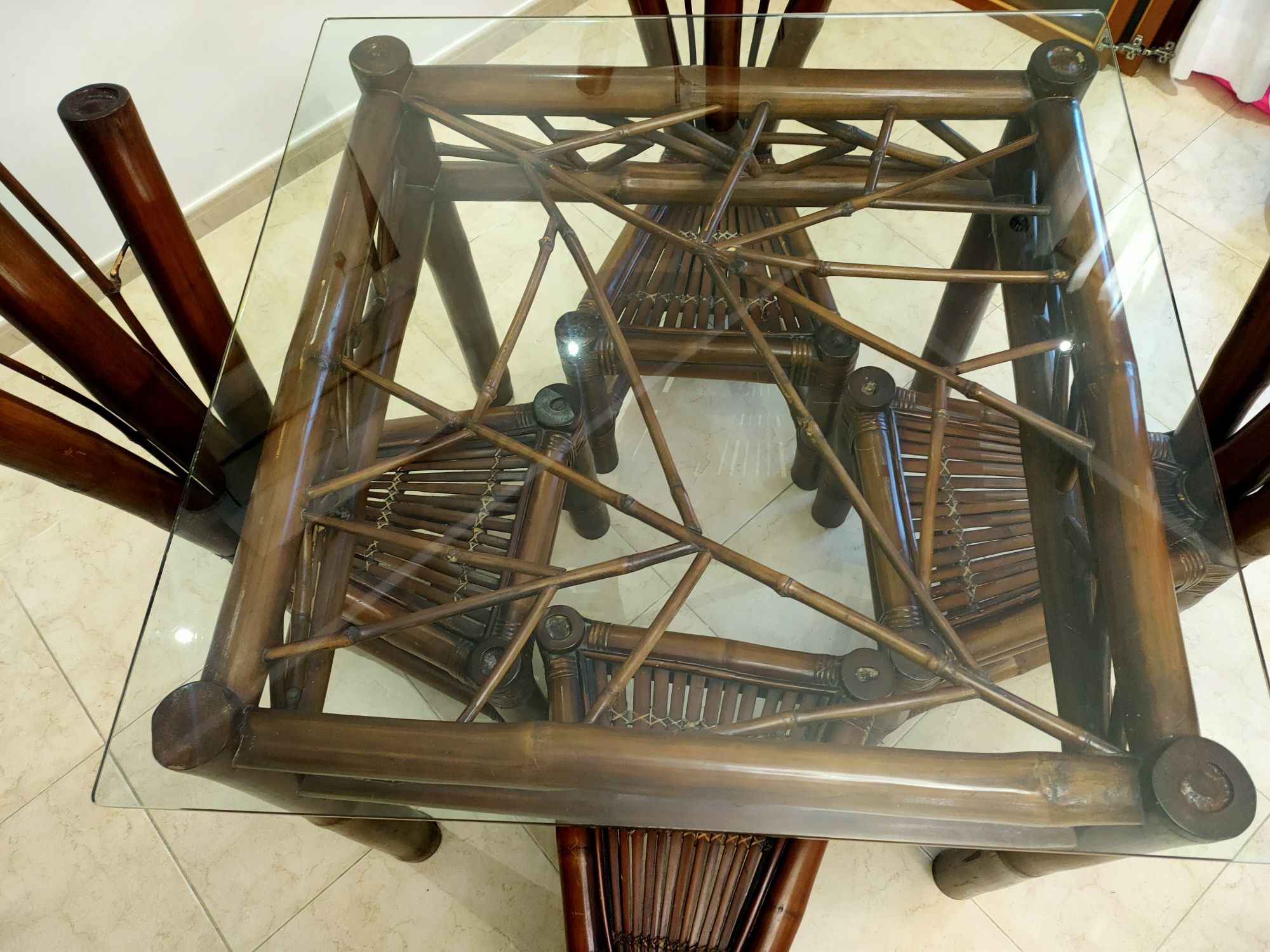 Conjunto único, Mesa em bambu com 4 cadeiras