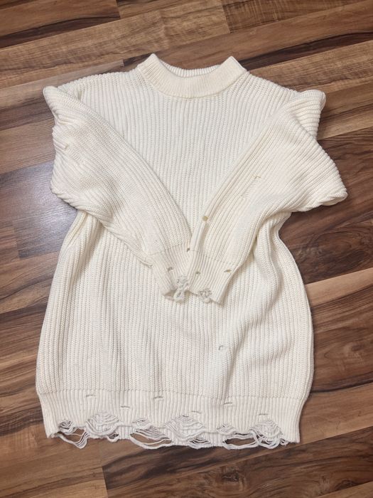 Світер-сукня з дірками білого кольру