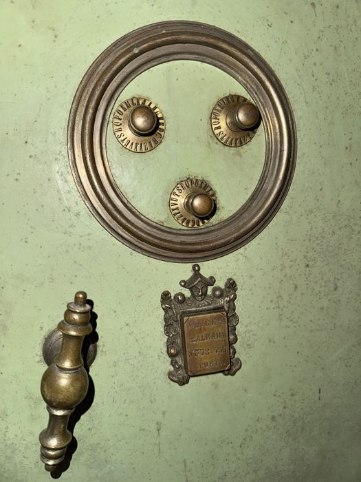 Cofre Antigo J.L. Rocha – R. Almada, Porto | Peça Rara e Decorativa