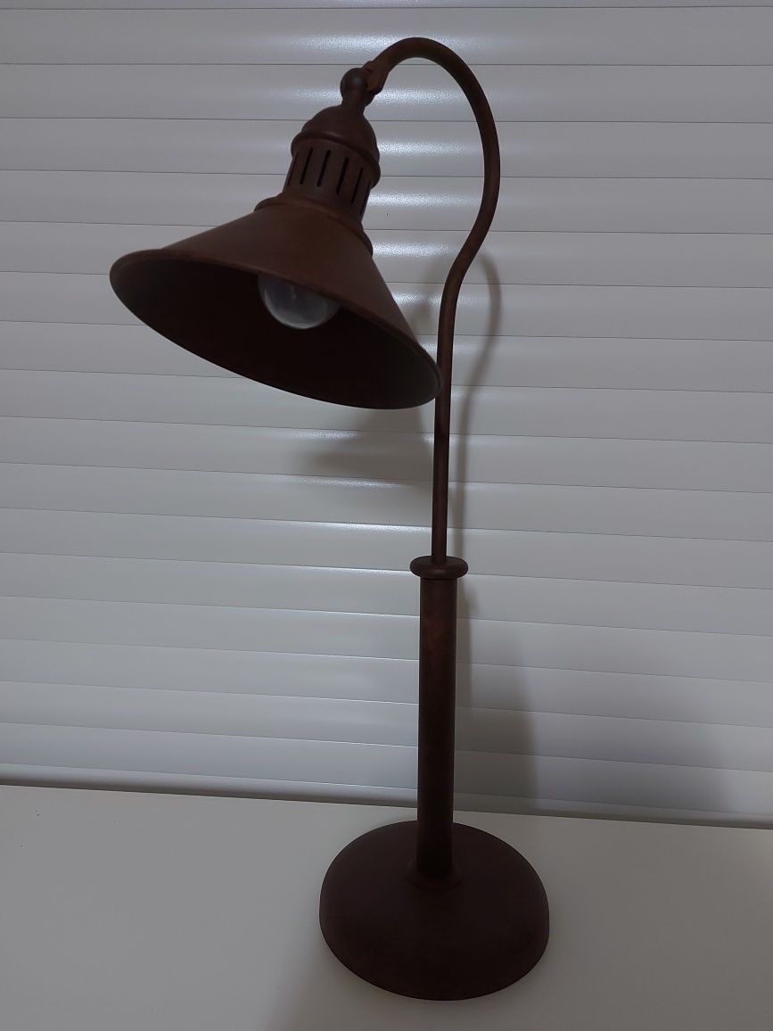 Candeeiro de mesa em ferro