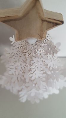 Biała choinka handmade ozdoba stroik ekologiczna z papieru i drewna