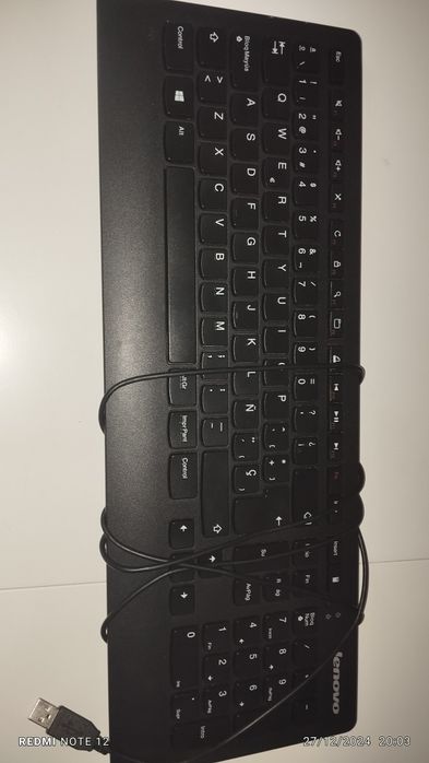 Teclado para pc da lenovo em muito bom estado. E a funcionar muito bem