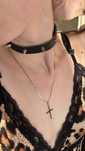 Choker z kolcami na szyje