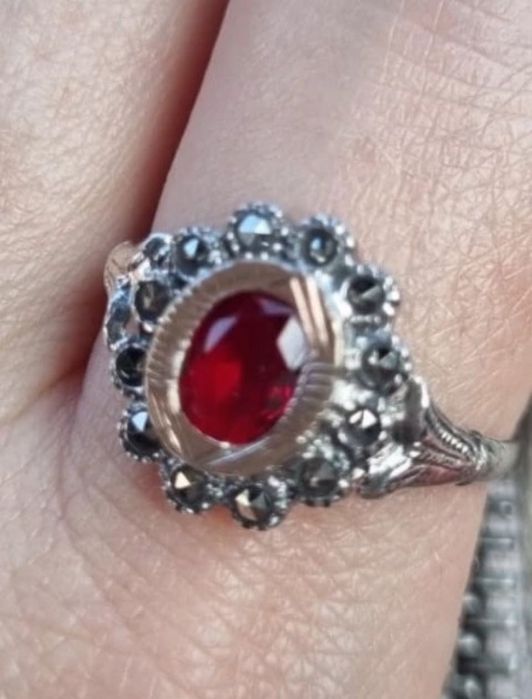 Conjunto contrastado em ouro e prata com pedras marcassites