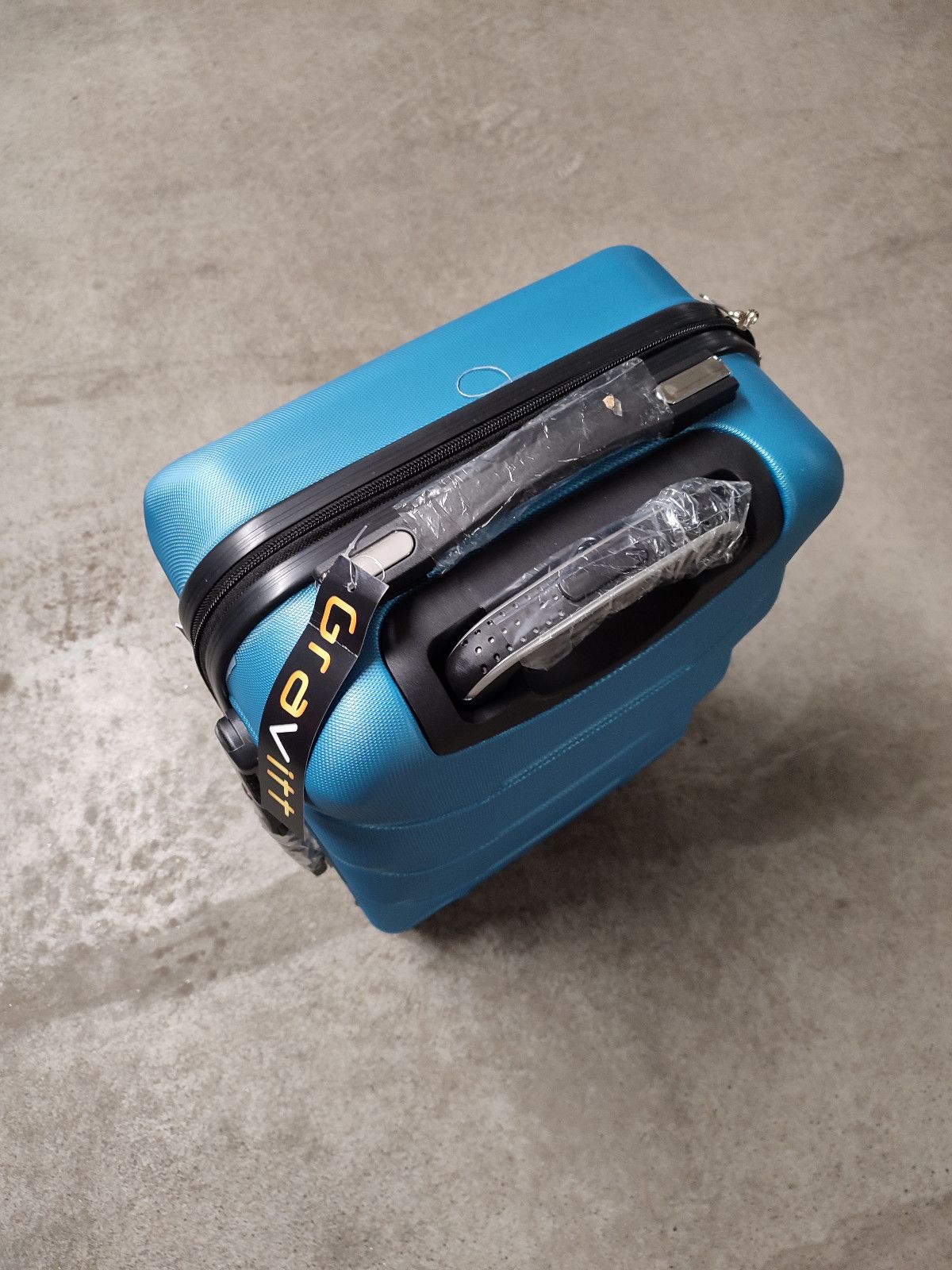 Nowa błękitna walizka podróżna